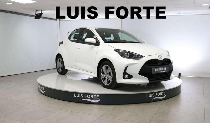 Blanco Usado 2024 Toyota Yaris Hybrid Active Utilitario | 24.490 € (Caro) - Imagen 1/4