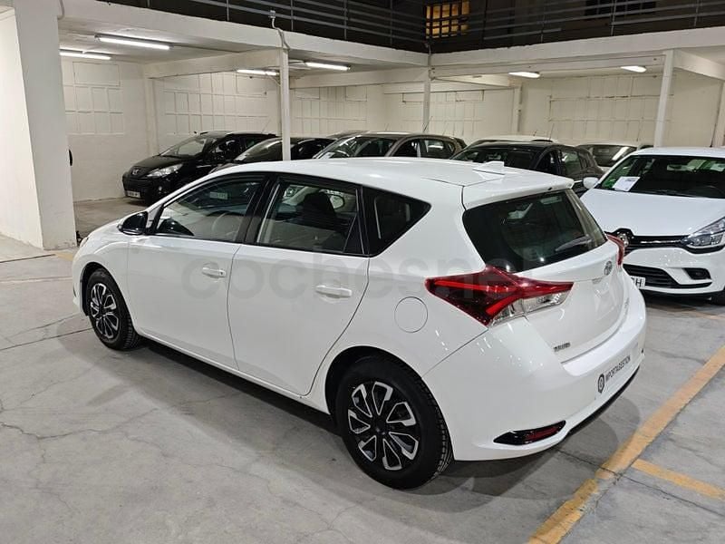 Usado Toyota Auris Active 90 CV (66 kW) 2016 Blanco Berlina