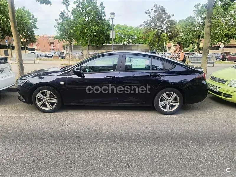 Usado Opel Insignia Selective 136 CV (100 kW) 2017 Negro Berlina