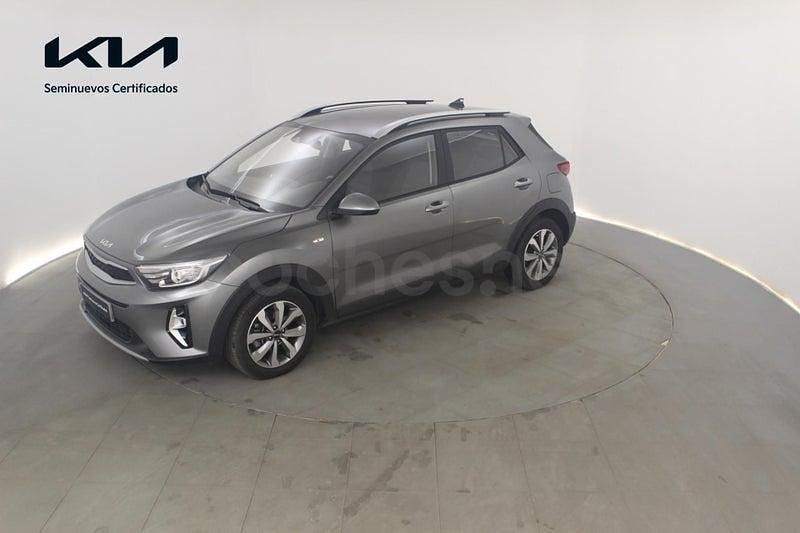 Usado Kia Stonic 100 CV (73 kW) 2025 Gris / plata SUV
