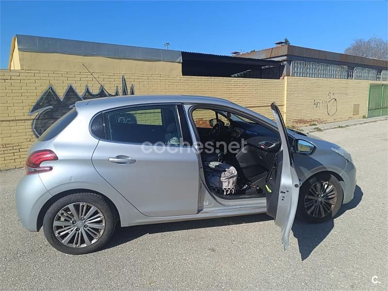 Usado Peugeot 208 Allure 110 CV (80 kW) 2017 Gris / plata Utilitario