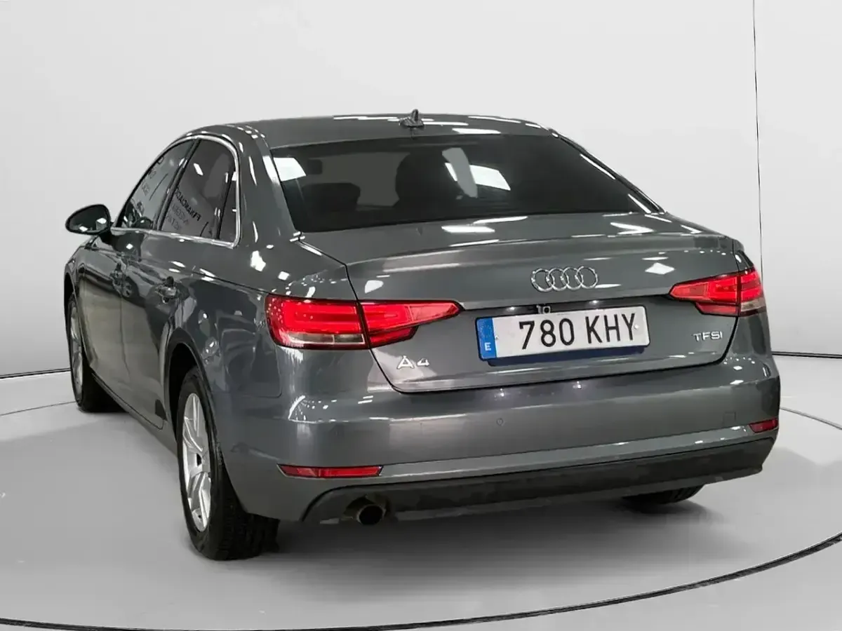 Begagnad Audi A4 Advanced 150 HK (110 kW) 2018 Grå Sedan