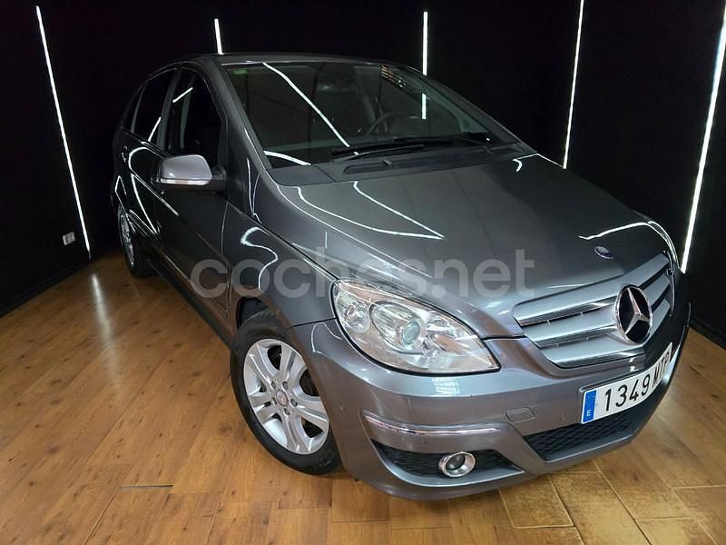Usado Mercedes B180 109 CV (80 kW) 2009 Gris / plata Monovolumen