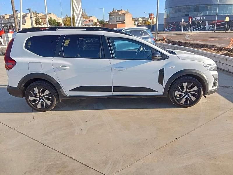 Usado Dacia Jogger Expression 101 CV (74 kW) 2023 Blanco Monovolumen