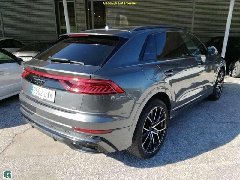 Usado Audi Q8 Ambiente 286 CV (210 kW) 2022 Gris / plata SUV