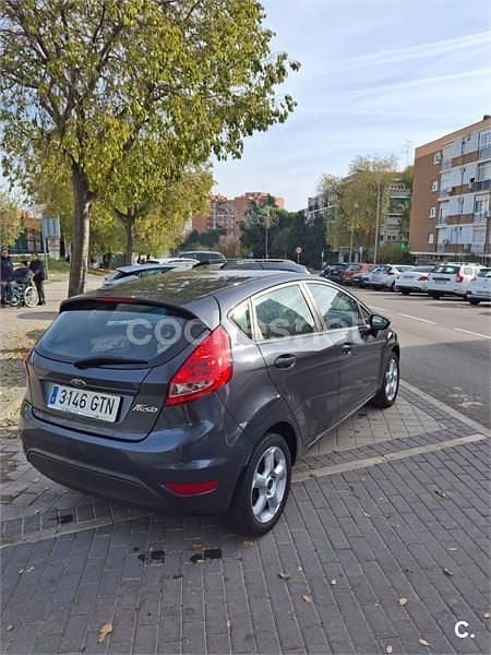 Usado Ford Fiesta Ghia 96 CV (70 kW) 2010 Gris / plata Berlina