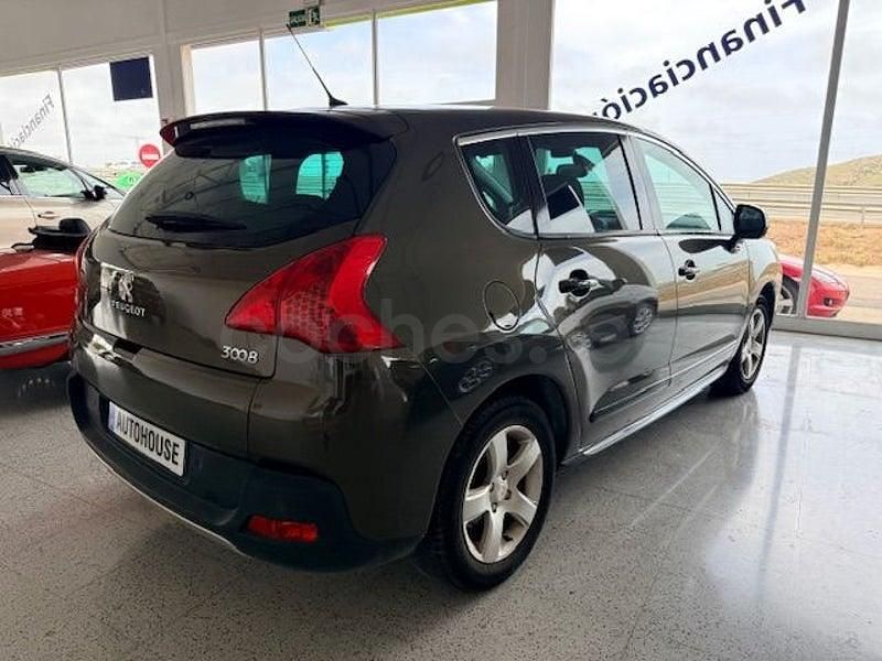 Usado Peugeot 3008 200 CV (147 kW) 2014 Marrón Familiar