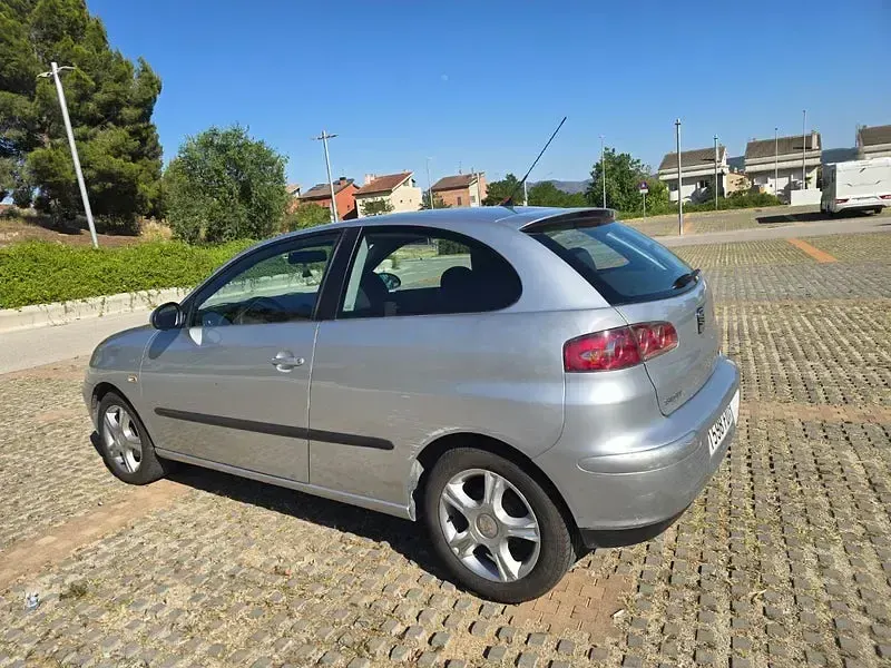 Usado Seat Ibiza 70 CV (51 kW) 2006 Gris / plata Utilitario