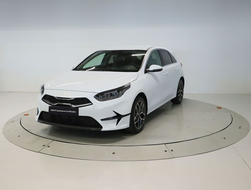 Blanco Usado 2023 Kia Ceed Berlina | 20.500 € (Un poco caro) - Imagen 1/4