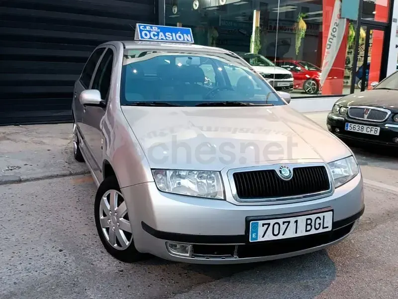 Usado Skoda Fabia Elegance 101 CV (74 kW) 2001 Gris / plata Berlina