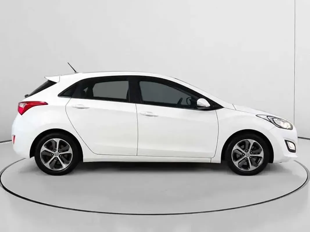 Usado Hyundai i30 110 CV (80 kW) 2015 Blanco Familiar