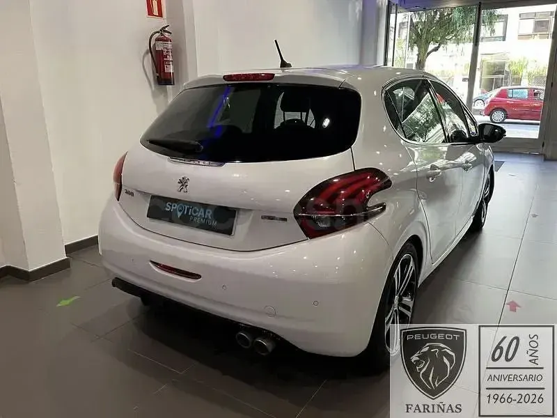 Usado Peugeot 208 GT-line 110 CV (80 kW) 2019 Blanco Utilitario