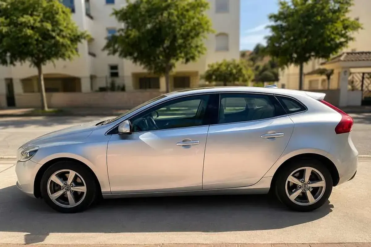 Usado Volvo V40 Momentum 150 CV (110 kW) 2015 Gris Utilitario