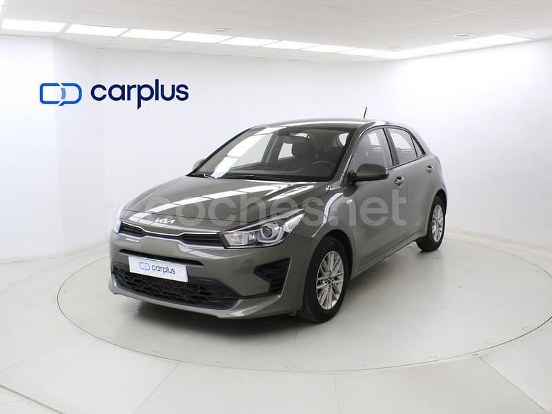 Gris / plata Usado 2023 Kia Rio Berlina | 16.690 € (Precio justo) - Imagen 1/4