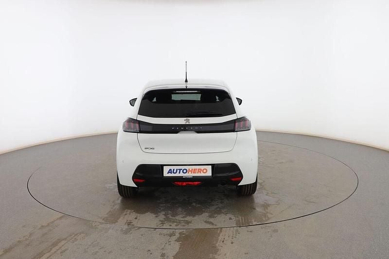 Usado Peugeot 208 Allure 102 CV (75 kW) 2022 Blanco Utilitario