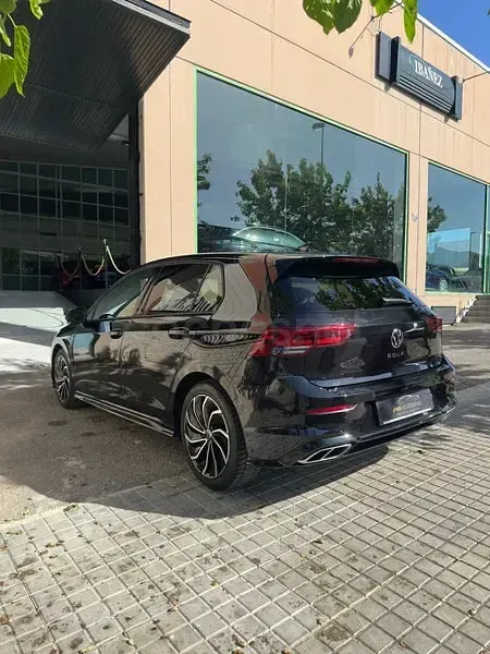 Usado VW Golf VIII R-line 150 CV (110 kW) 2022 Negro Berlina