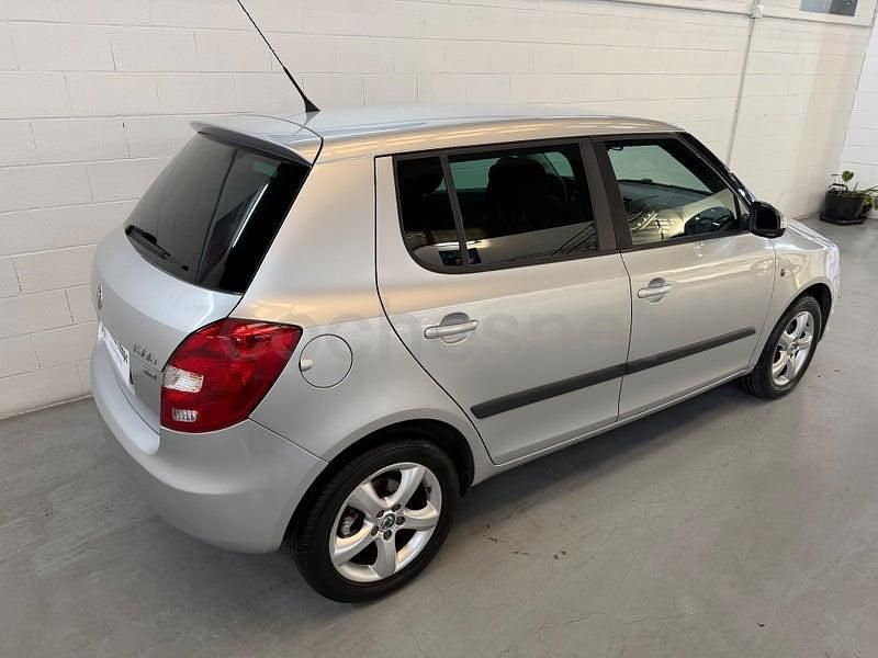 Usado Skoda Fabia Family 75 CV (55 kW) 2011 Gris / plata Berlina