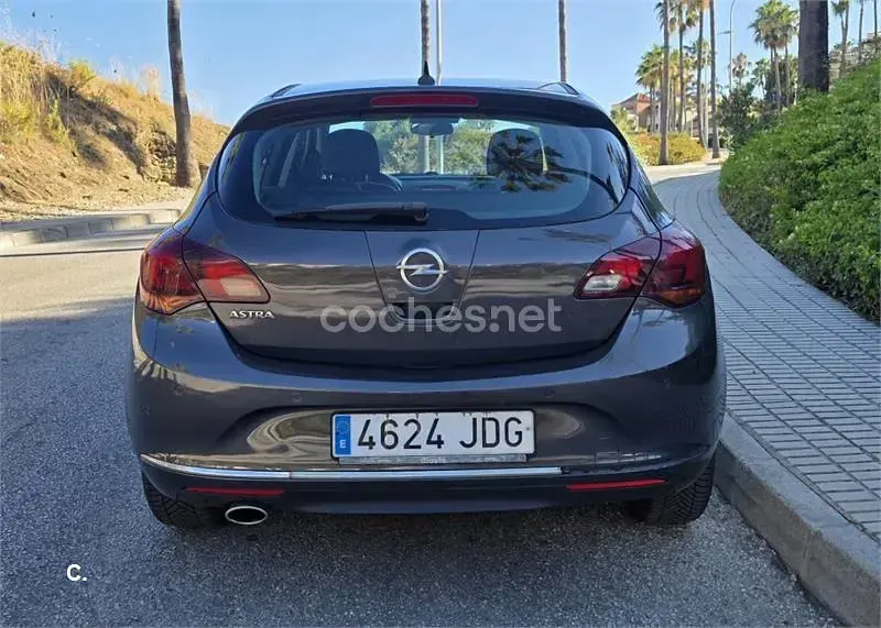 Usado Opel Astra Sportive 140 CV (102 kW) 2015 Gris / plata Berlina