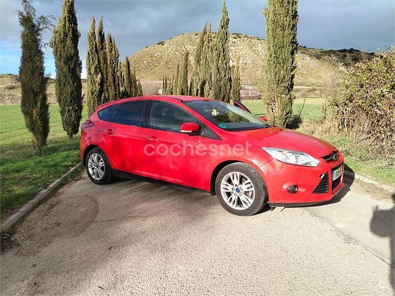 Usado Ford Focus Trend 105 CV (77 kW) 2011 Rojo Berlina