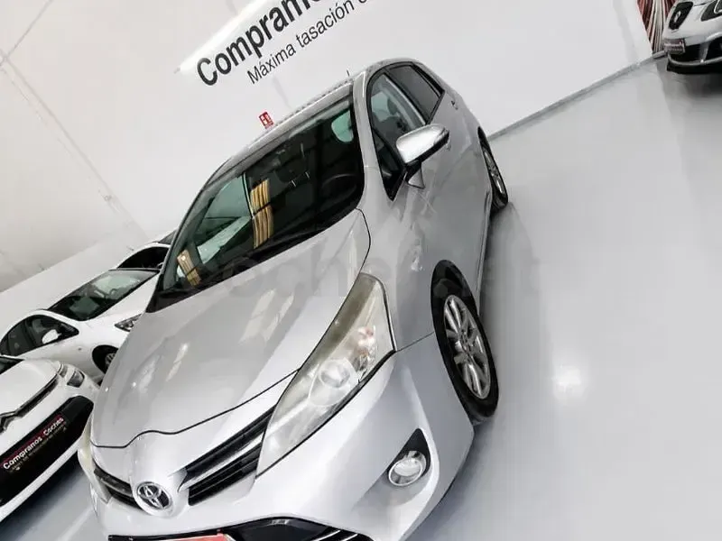 Usado Toyota Verso Comfort 112 CV (82 kW) 2014 Gris / plata Monovolumen