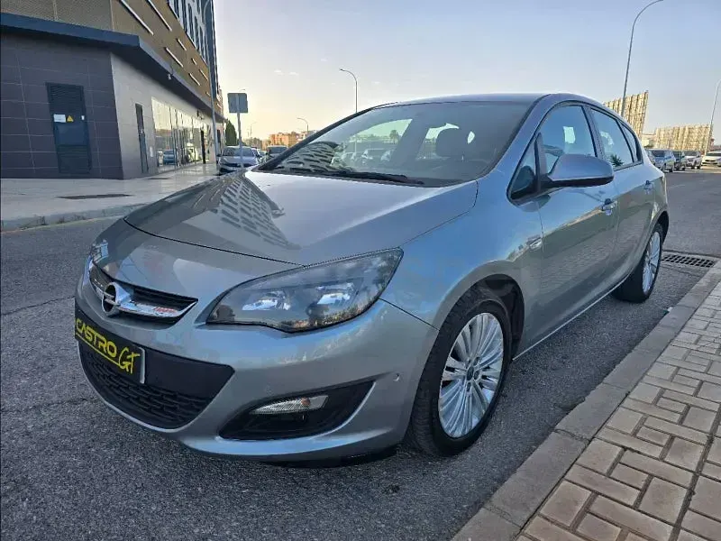 Usado Opel Astra Excellence 200 CV (147 kW) 2015 Gris / plata Berlina