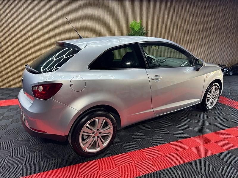 Usado Seat Ibiza SC Style 90 CV (66 kW) 2011 Gris / plata Utilitario