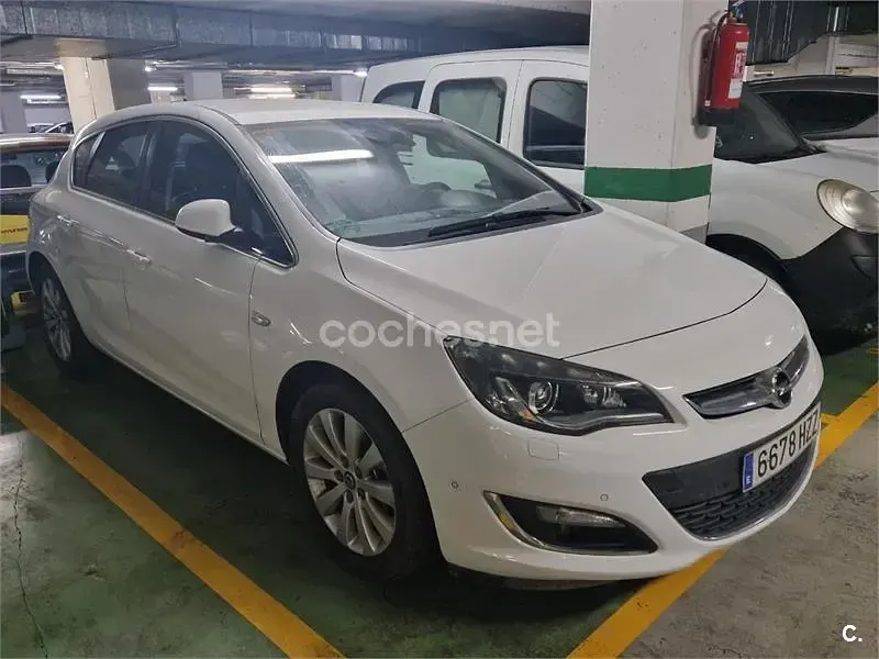 Usado Opel Astra Excellence 136 CV (100 kW) 2014 Blanco Berlina
