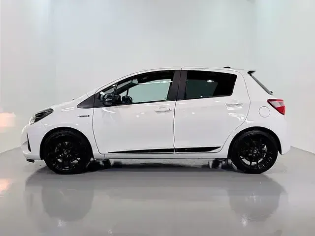 Gebraucht Toyota Yaris Hybrid Sport 100 PS (73 kW) 2019 Weiß Limousine