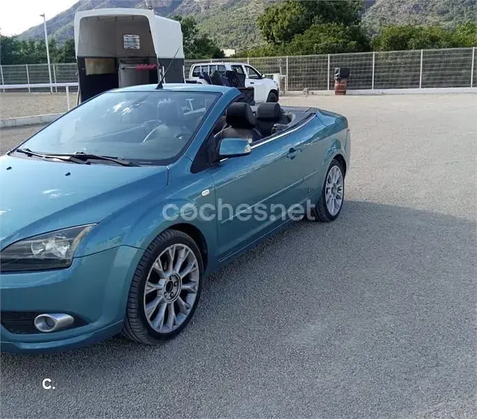 Usado Ford Focus Cabriolet Trend 136 CV (100 kW) 2007 Azul Descapotable