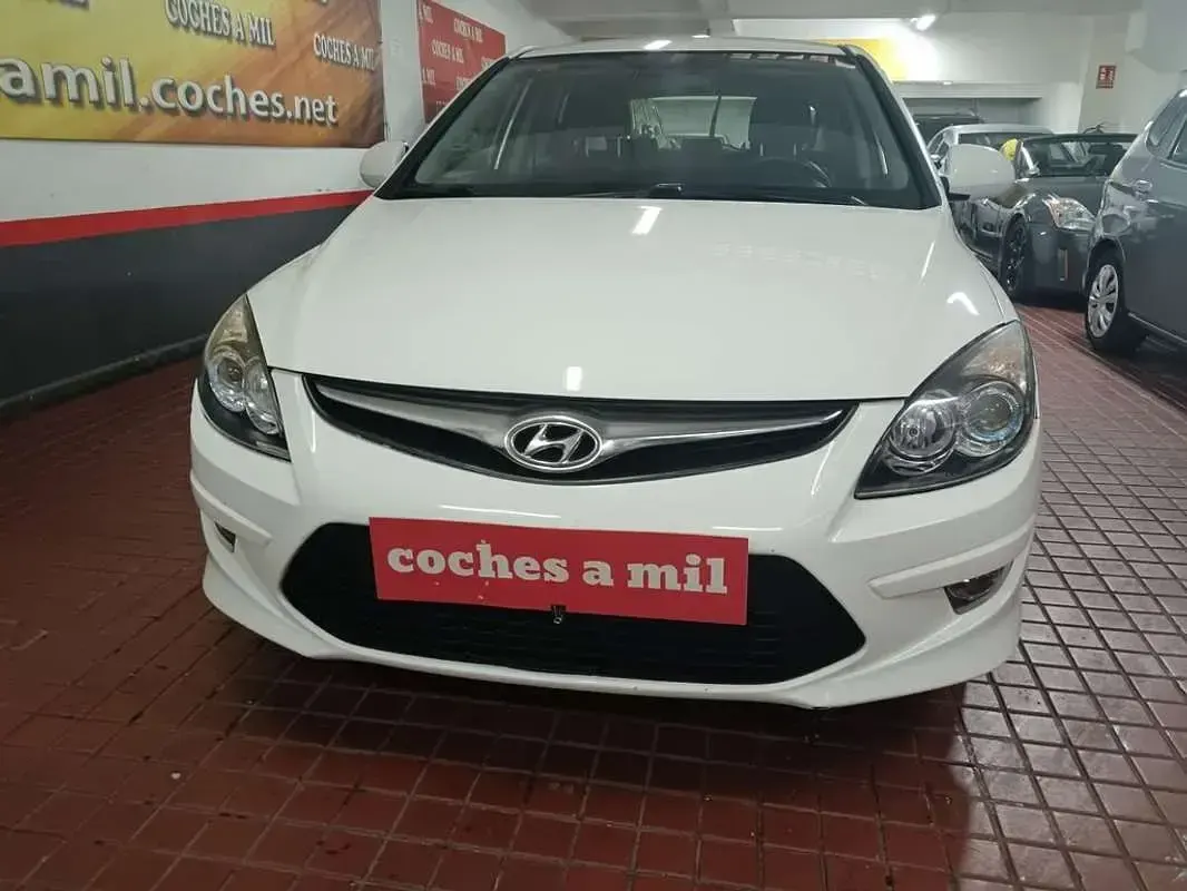 Usado Hyundai i30 Classic 109 CV (80 kW) 2011 Blanco Utilitario