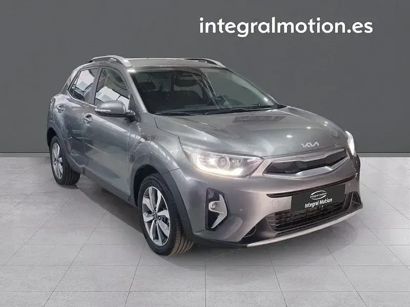 Usado Kia Stonic 100 CV (73 kW) 2024 Gris / plata SUV