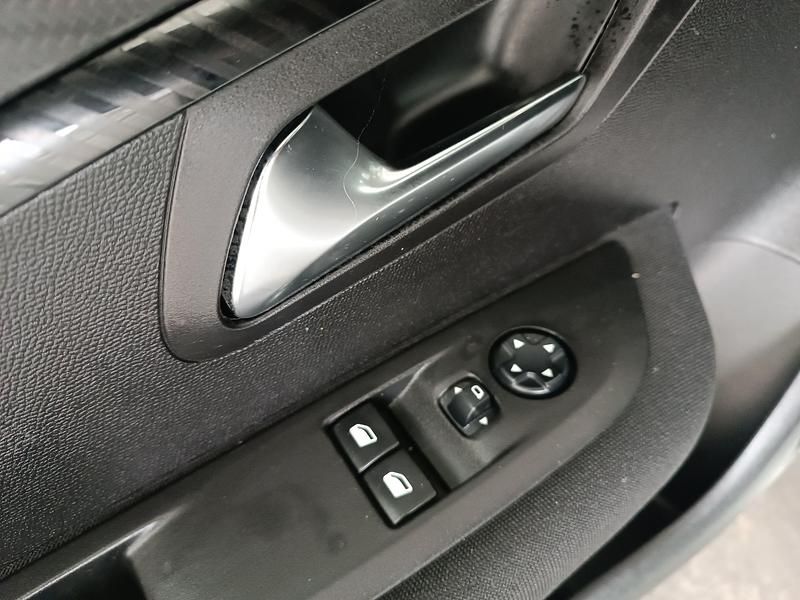 Usado Peugeot 208 Active 100 CV (73 kW) 2022 Blanco Utilitario