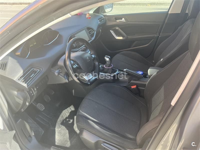 Usado Peugeot 308 Active 110 CV (80 kW) 2017 Gris / plata Berlina