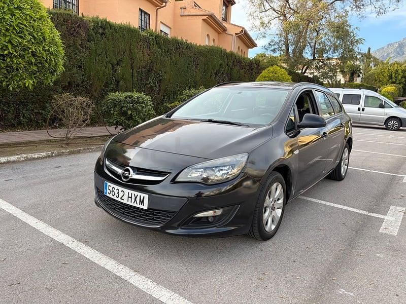 Usado Opel Astra Selective 110 CV (80 kW) 2014 Negro Familiar
