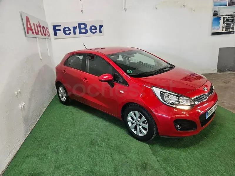 Usado Kia Rio 85 CV (62 kW) 2013 Granate Berlina