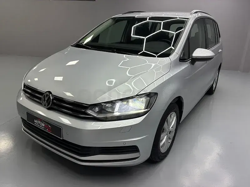 Usado VW Touran Advance 115 CV (84 kW) 2019 Gris / plata Monovolumen