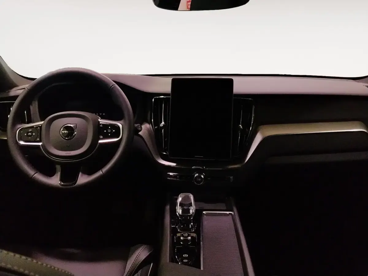 Nuevo Volvo XC60 Plus 250 CV (183 kW) 2026 Gris/plata SUV
