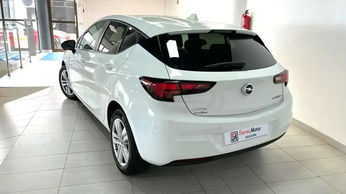 Usado Opel Astra Selective 110 CV (80 kW) 2018 Blanco Familiar
