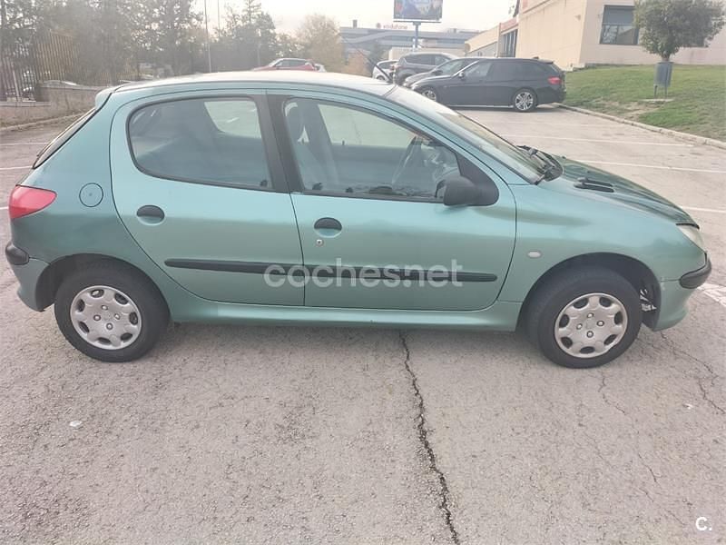Usado Peugeot 206 75 CV (55 kW) 1998 Verde Berlina