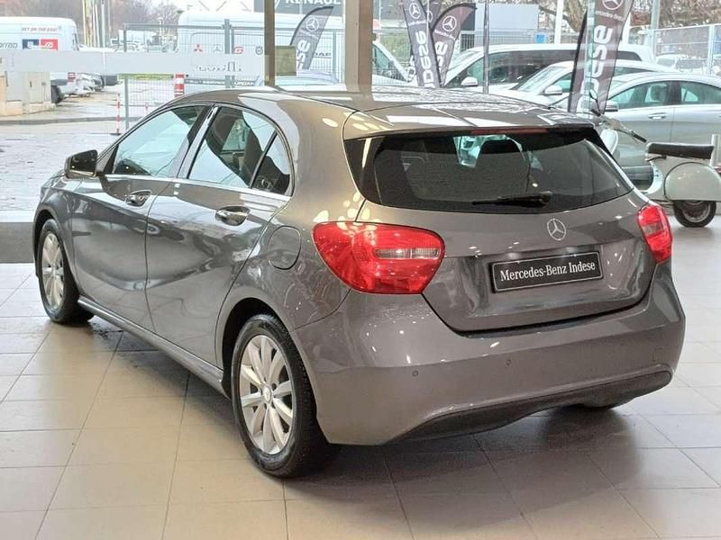 Usado Mercedes A180 Urban 122 CV (89 kW) 2014 Gris Utilitario