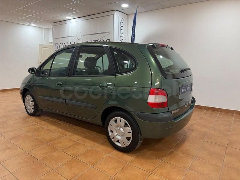 Usado Renault Scénic Dynamique 115 CV (84 kW) 2003 Verde Monovolumen