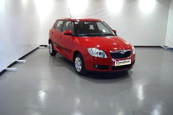 Usado Skoda Fabia 60 CV (44 kW) 2010 Rojo Utilitario