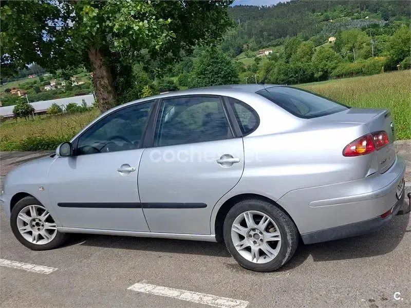 Usado Seat Cordoba Stella 100 CV (73 kW) 2004 Gris / plata Berlina