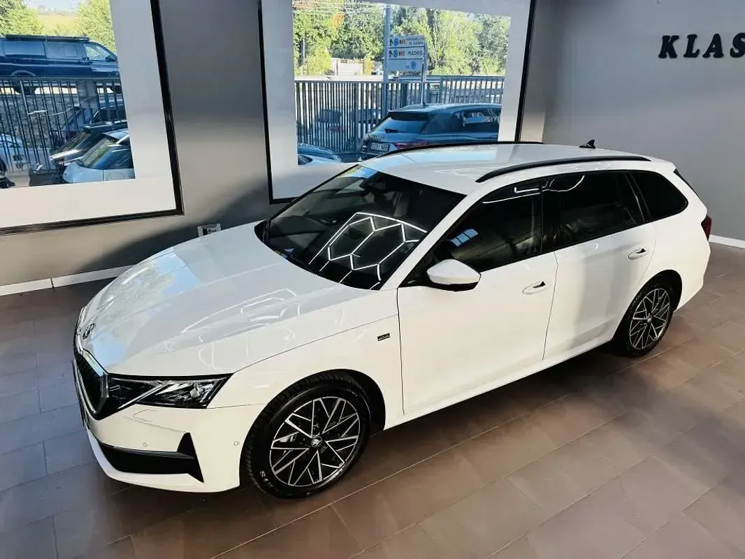 Usado Skoda Octavia SportLine 204 CV (150 kW) 2025 Blanco Familiar