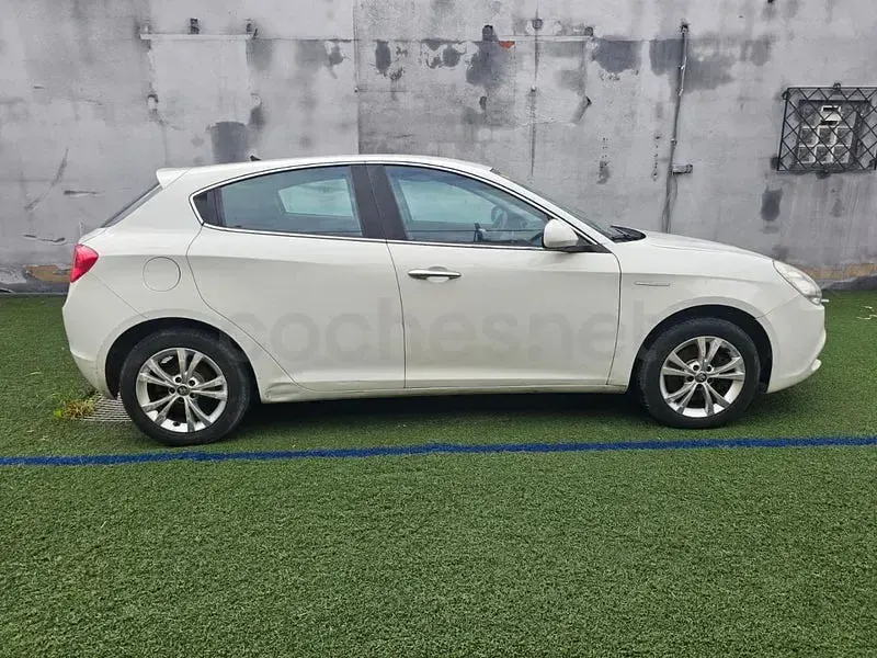 Usado Alfa Romeo Giulietta Distinctive 140 CV (102 kW) 2012 Blanco Utilitario