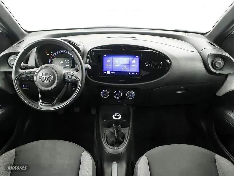 Usado Toyota Aygo X Play 72 CV (52 kW) 2025 Blanco SUV