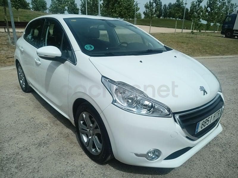 Usado Peugeot 208 Access 82 CV (60 kW) 2013 Blanco Utilitario