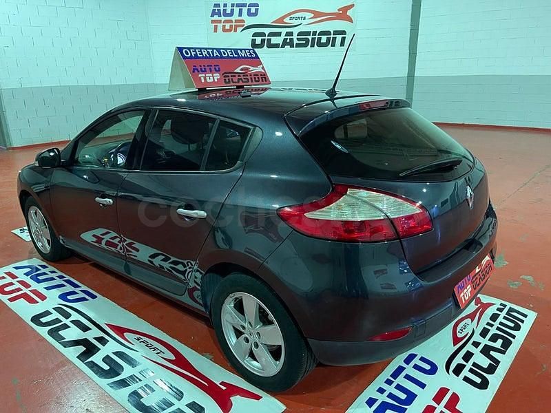 Usado Renault Mégane Dynamique 105 CV (77 kW) 2010 Gris / plata Berlina
