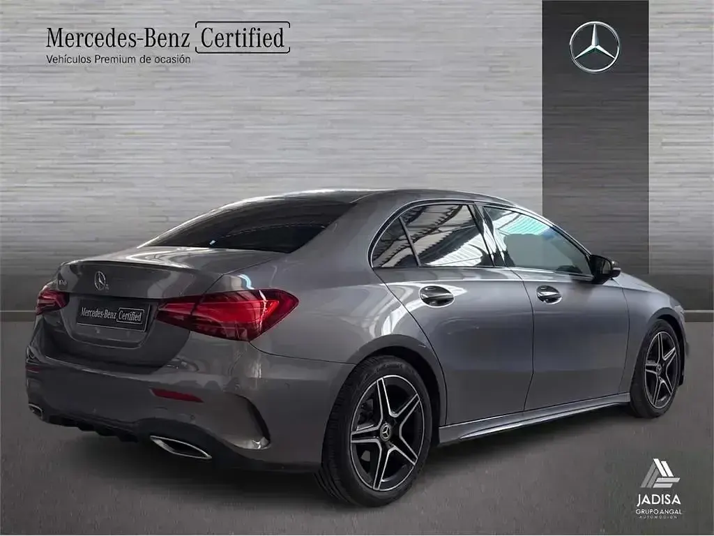 Usado Mercedes A180 136 CV (100 kW) 2025 Negro cosmos Berlina