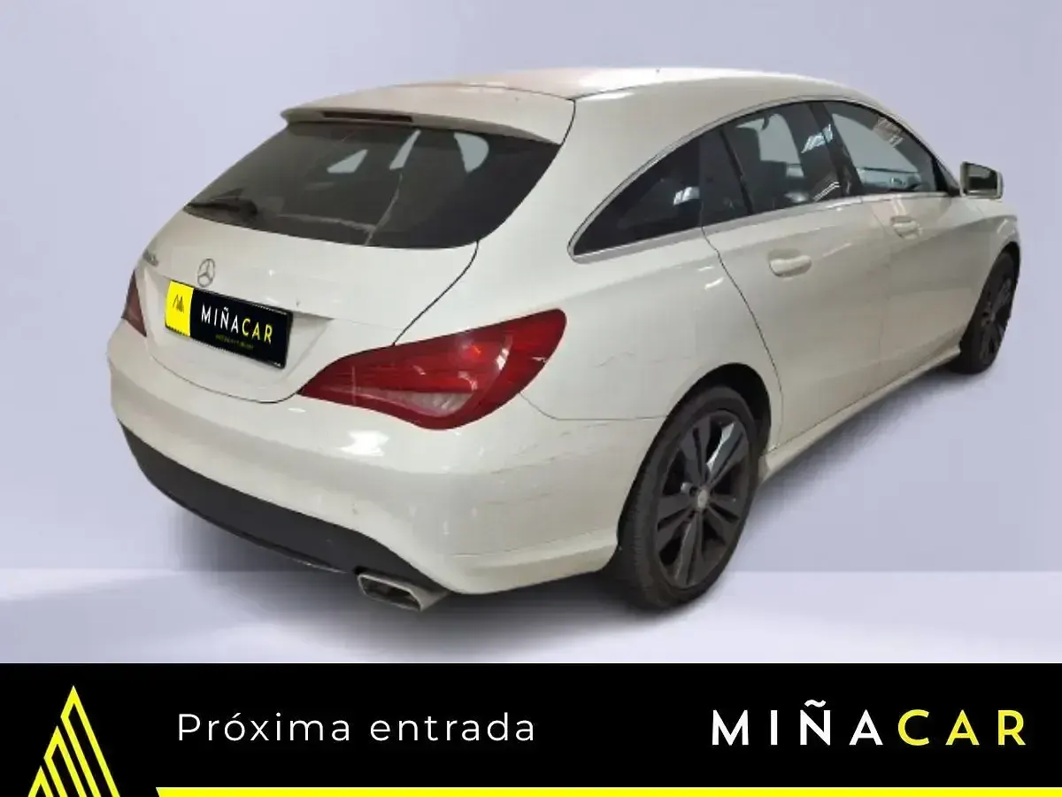 Usado Mercedes CLA220 Shooting Brake 177 CV (130 kW) 2015 Blanco Familiar